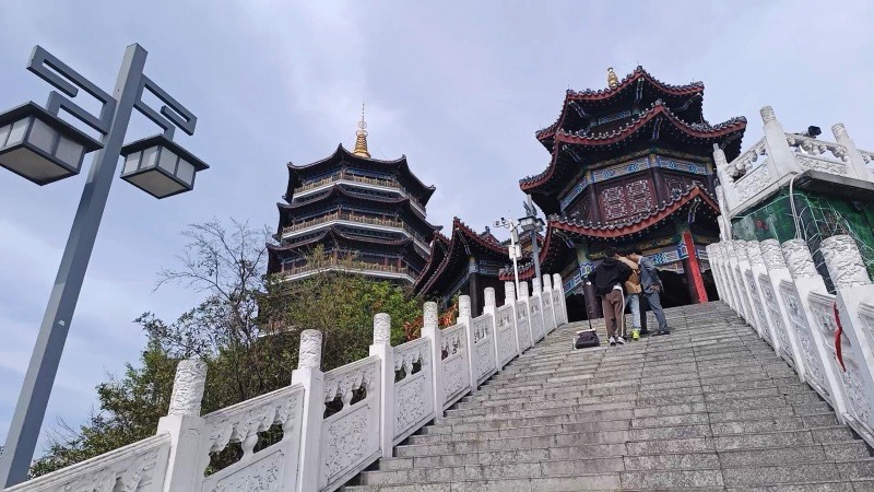 东山寺:白色石阶通向山崖上的楼阁