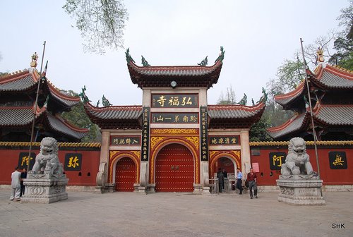 弘福寺:红墙山门和石狮