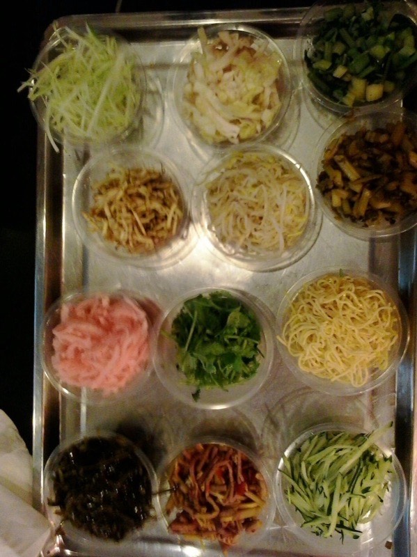 丝娃娃:一盘十几种素菜丝