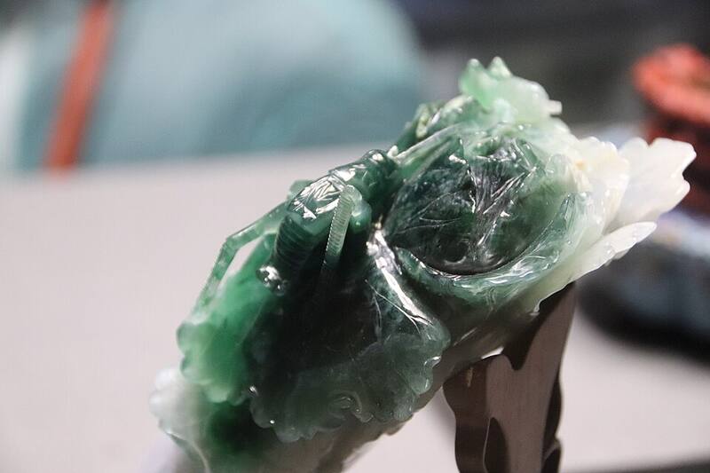 Jadeite Cabbage & Meat-shaped Stone: Detail of the Jadeite Cabbage