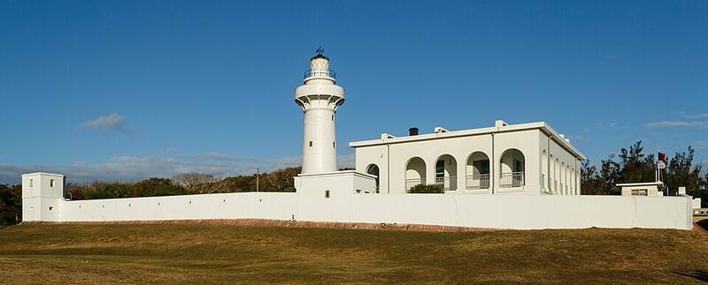 Eluanbi Lighthouse: The lighthouse and the lawn