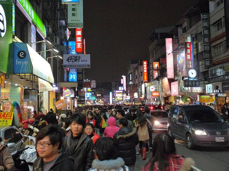 Feng Chia Night Market: Feng Chia Night Market at night