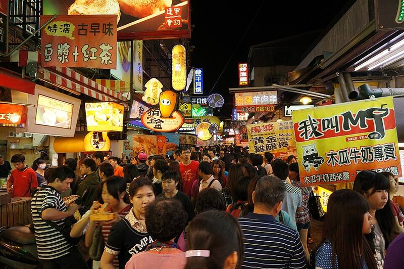 Feng Chia Night Market: The crowds at Feng Chia
