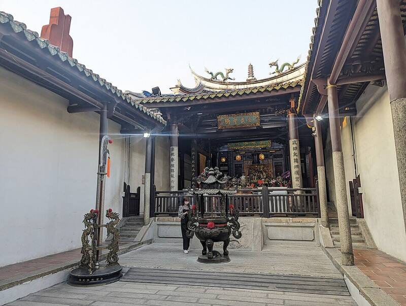 Official Wu Temple: The “A Real Man” plaque