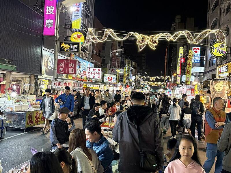 Liuhe Night Market: Snack stalls in the market