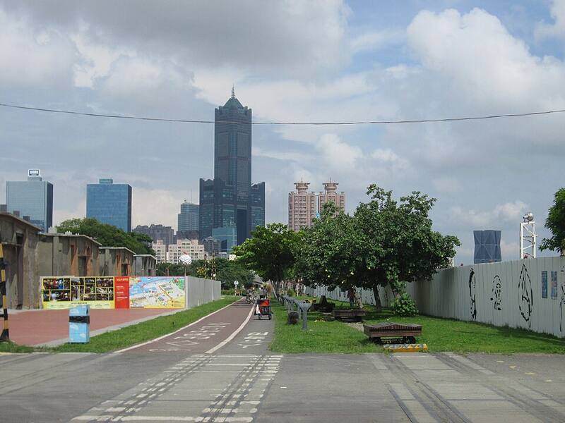 Pier-2 Art Center: The cycle path in Pier-2