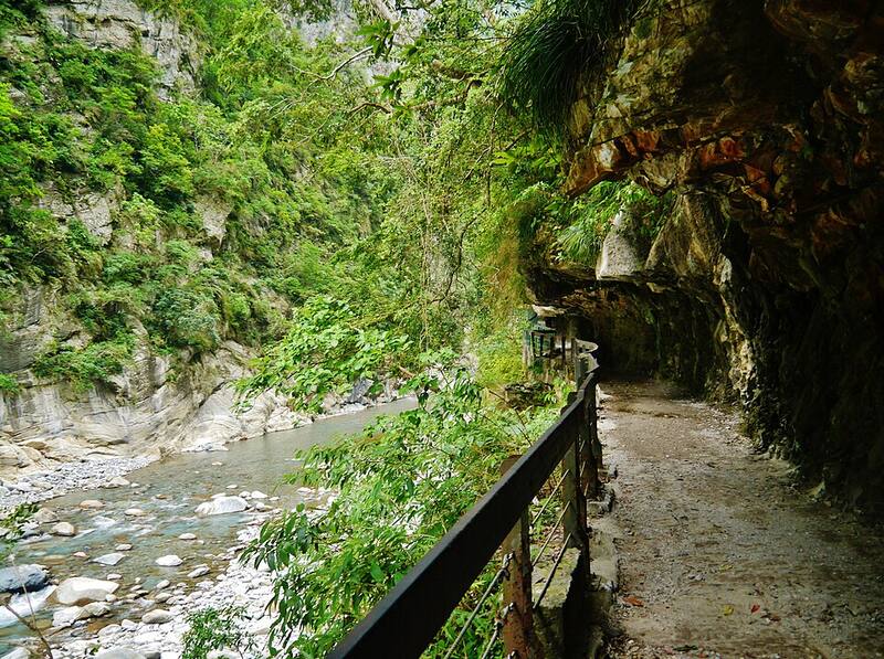 Shakadang Trail: The gorge landscape