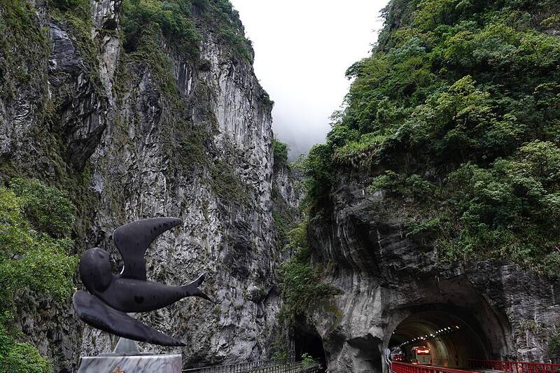 Swallow Grotto: The gorge at Swallow Grotto