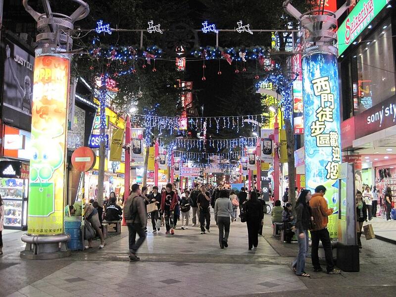 Ximending: Ximending pedestrian street at night