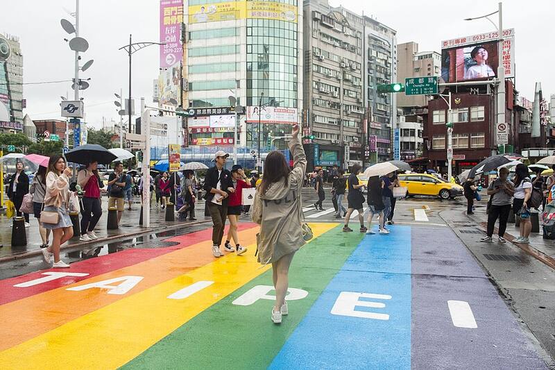 Ximending: The rainbow crossing in Ximending