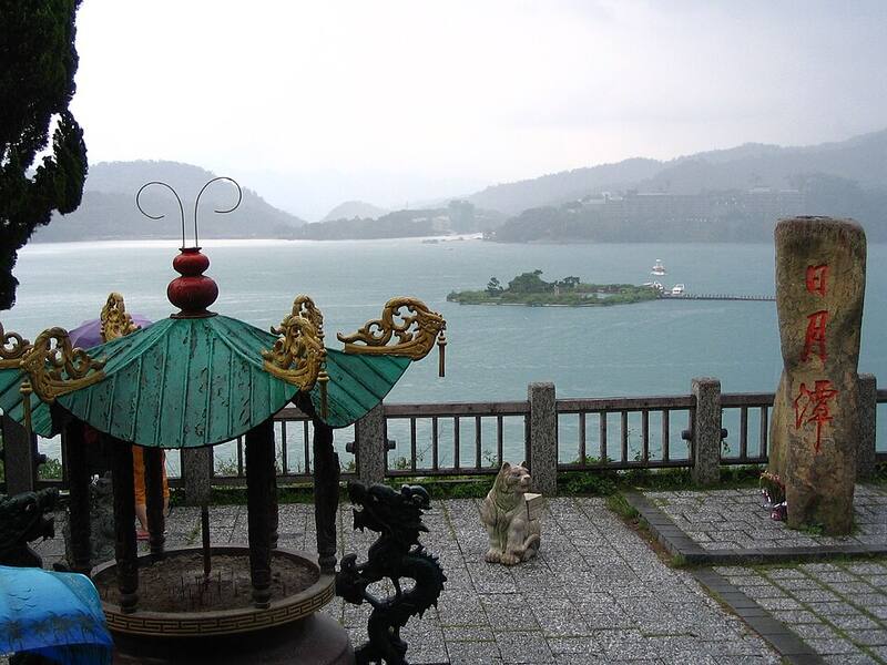 Xuanguang Temple: The lake seen from in front of the temple